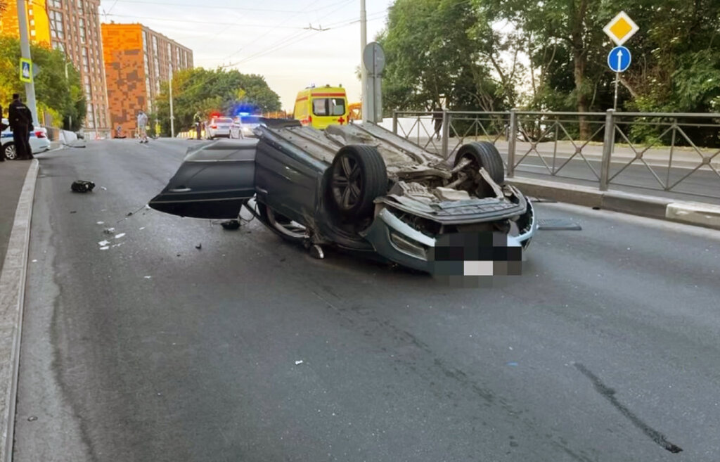 В Калининграде пьяный водитель врезался в столб: машину разорвало на части