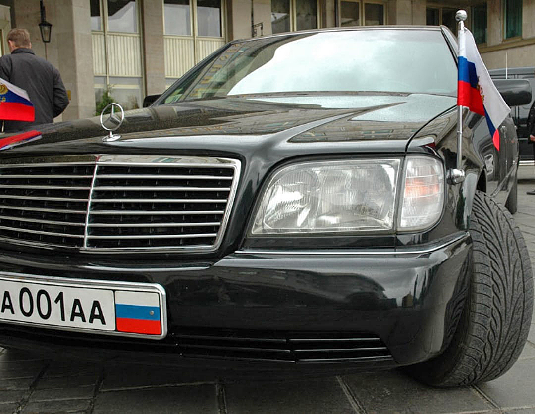 Флаг на номерах авто. Мерседес w140 президента. Мерседес w140 с мигалкой. Флагшток Мерседес w140. Мерседес-Бенц w140 ФСО.