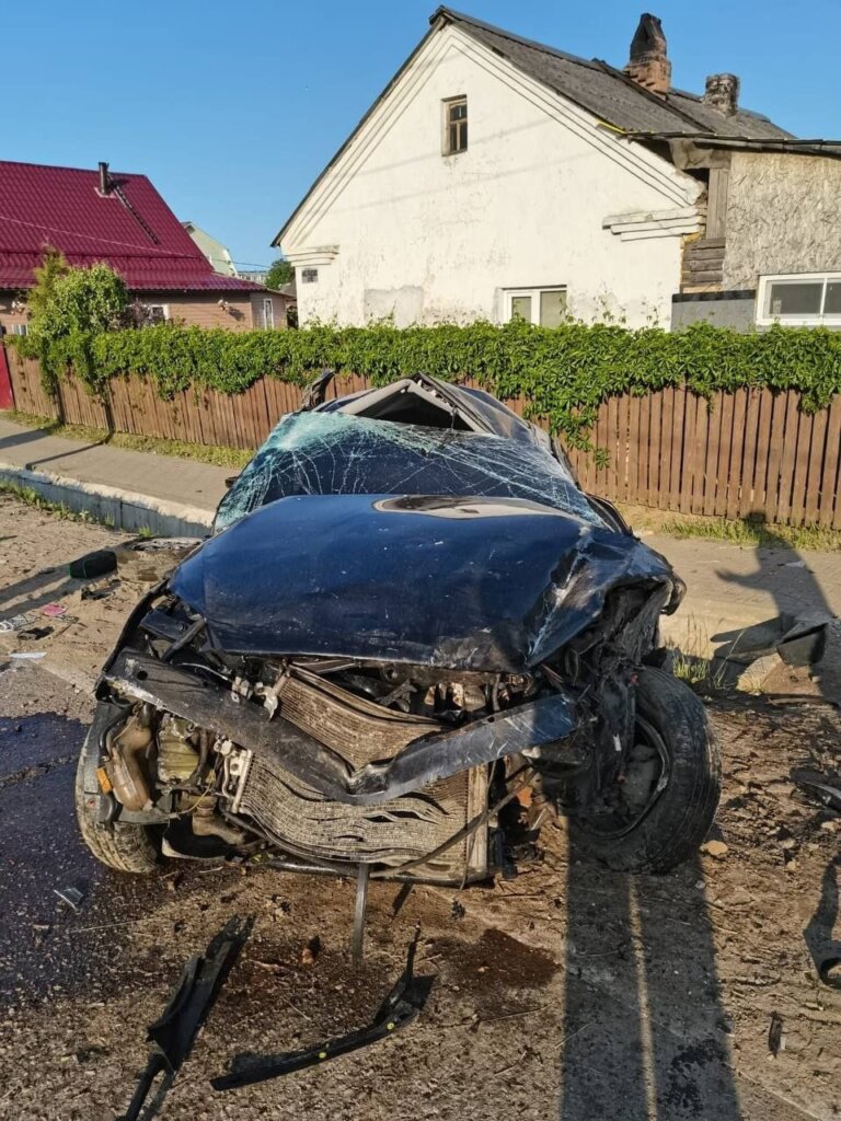В Тверской области Opel вылетел с дороги и врезался в жилой дом: трое не выжили