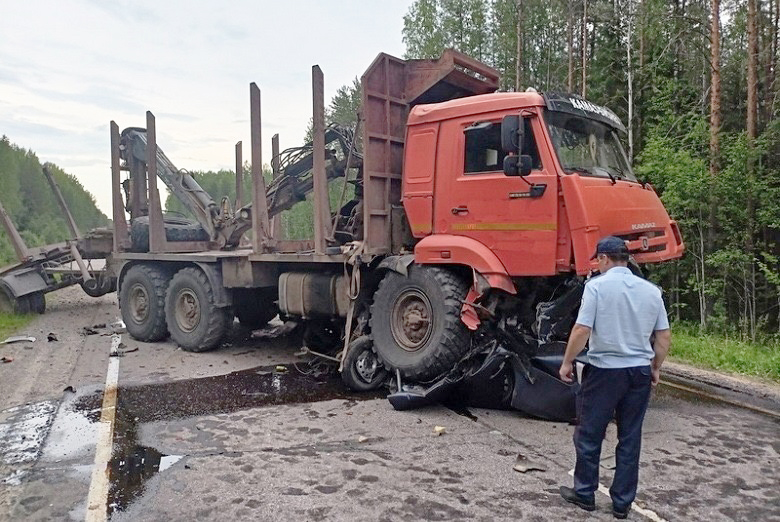«Ладу Гранту» смяло от столкновения с лесовозом на трассе в Вологодской области