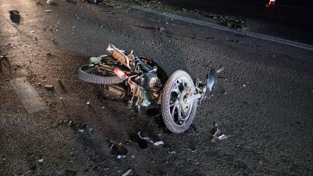 Мотоциклист и водитель мопеда погибли в лобовом столкновении в Крыму