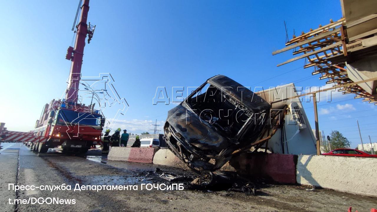 Автомобиль гаи попал под грузовик на мкад