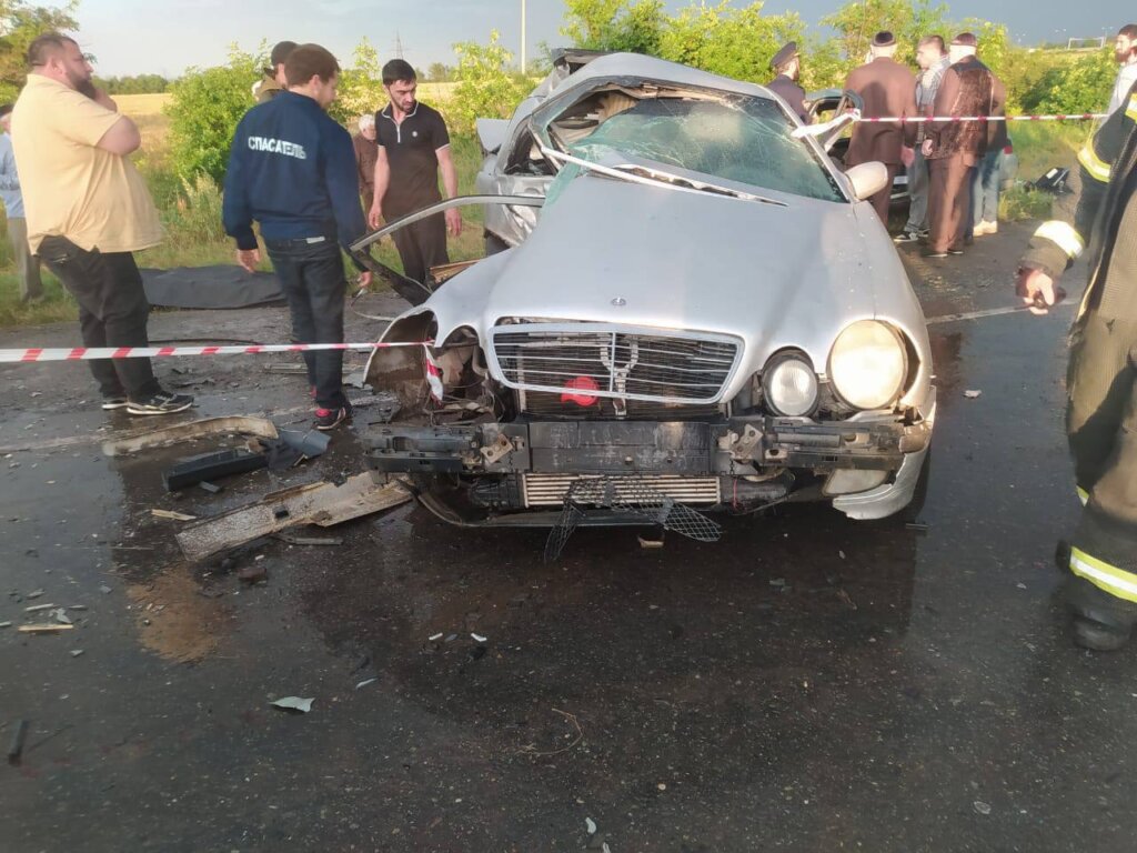 Жуткое ДТП в Ингушетии: лихач на &#171;Мерседесе&#187; выехал на встречную и убил семью из пяти человек