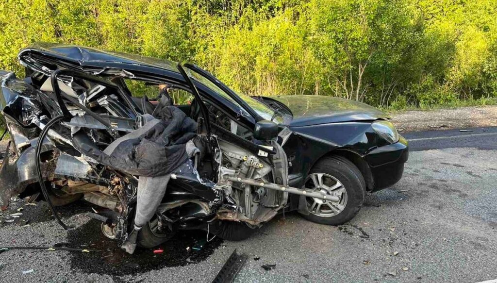 Mitsubishi смяло до передних сидений: два человека погибли в ДТП на трассе &#171;Вятка&#187;