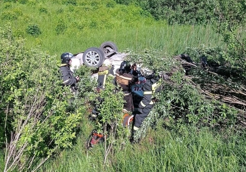 Авария во Владимирской области: Renault Logan столкнулся с большегрузом и вылетел в кювет
