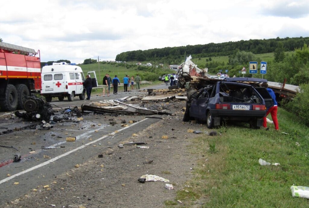 &#171;Во время движения лопнуло колесо&#187;: трое погибли в ДТП на трассе в Мордовии