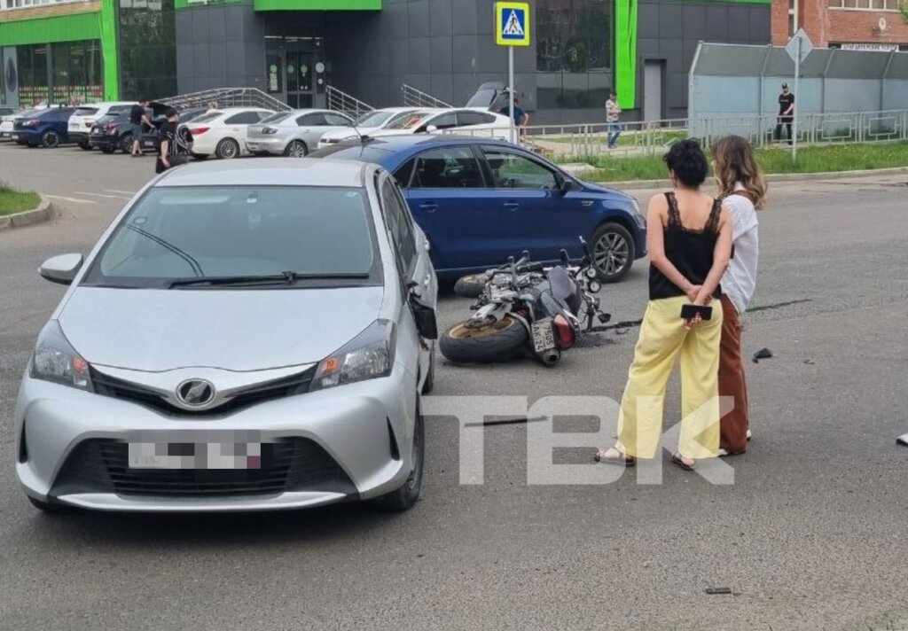 В Красноярске автоледи выезжала со второстепенной и не пропустила мотоциклиста