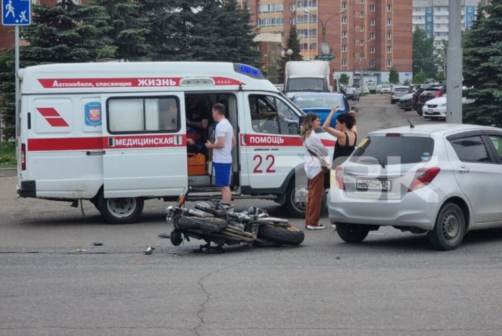 В Красноярске автоледи выезжала со второстепенной и не пропустила мотоциклиста