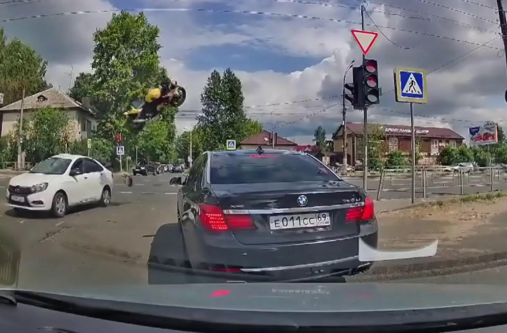 Авария в Твери: водитель легкового автомобиля не пропустил мотоциклиста