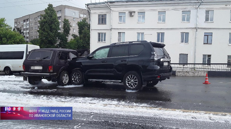 В Иванове «Нива» выехала на встречную полосу и столкнулась с внедорожником Toyota Land Cruiser