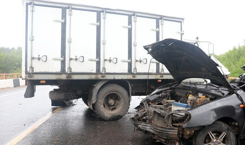 В Кинешме Chevrolet Lanos занесло под встречный грузовик: погибли двое 18-летних парней