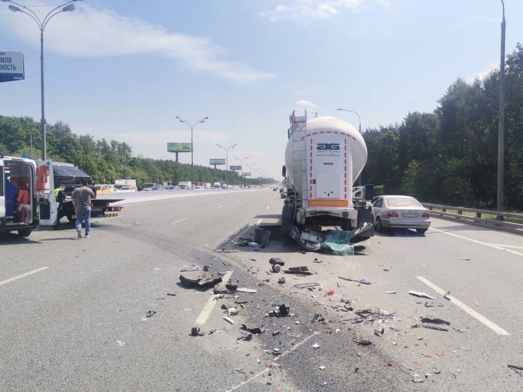 Жесткая авария на МКАД: эвакуатор на полном ходу въехал в стоящий грузовик
