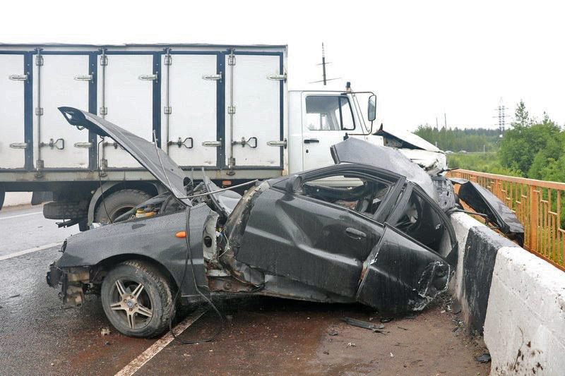 В Кинешме Chevrolet Lanos занесло под встречный грузовик: погибли двое 18-летних парней