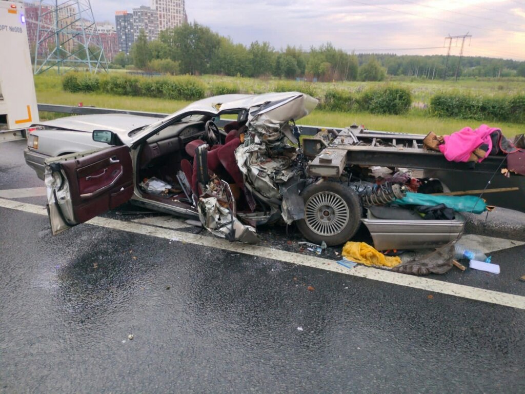 На МКАД оторвавшийся прицеп убил водителя и пассажирку легкового автомобиля