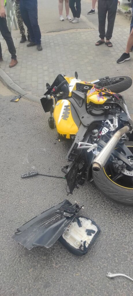 Авария в Твери: водитель легкового автомобиля не пропустил мотоциклиста