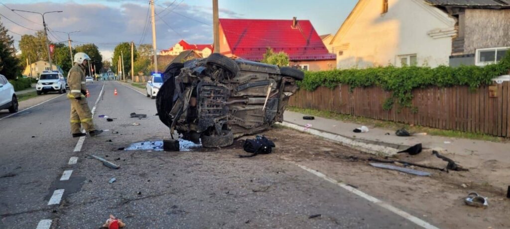 В Тверской области Opel вылетел с дороги и врезался в жилой дом: трое не выжили