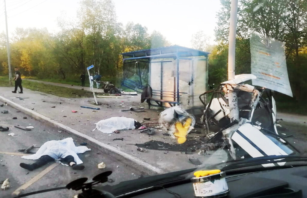 Утреннее ДТП на Камчатке: &#171;Тойоту&#187; разорвало на части от столкновения со столбом