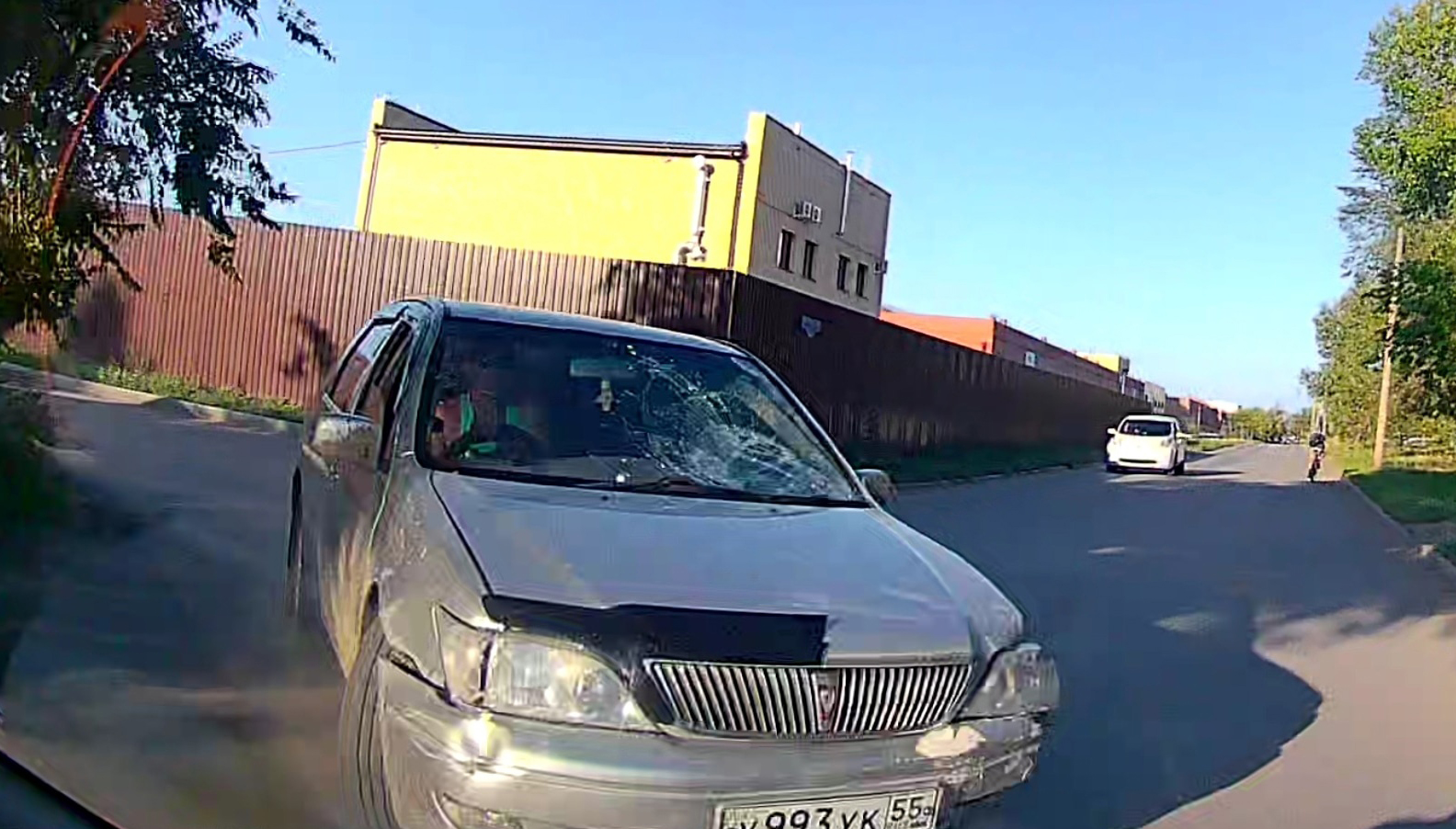 «Мы были третьей машиной, в кого он влетел»: водитель скрылся с места ДТП в Омске