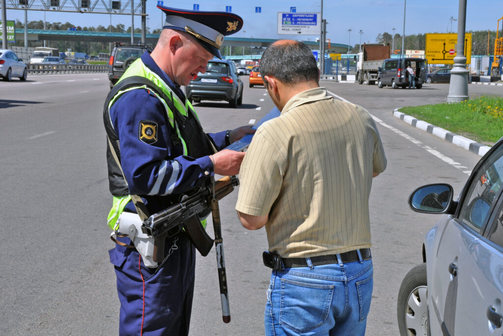 Новый регламент ДПС: выходить из машины по требованию инспектора теперь обязательно
