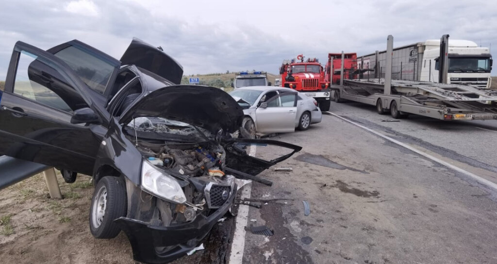 Водитель автовоза спровоцировал ДТП на трассе в Волгоградской области