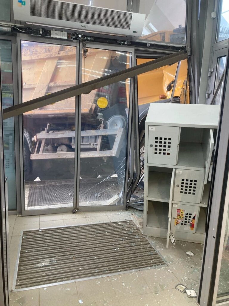 ДТП в Ленинградской области: самосвал врезался в стену супермаркета