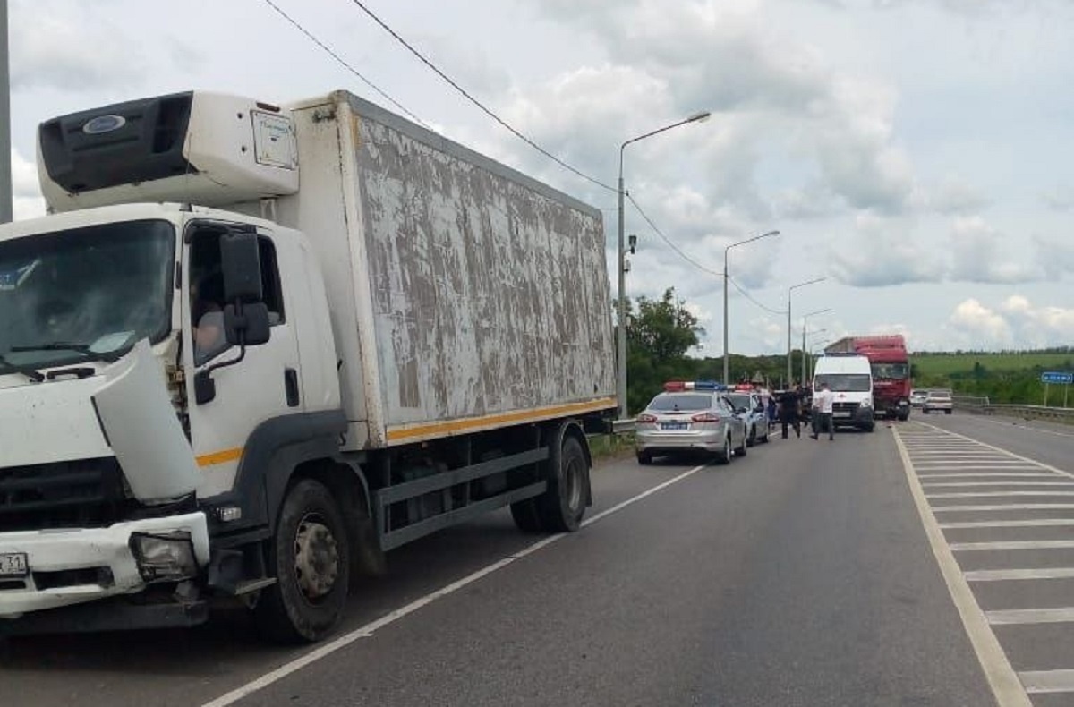 В Курской области фура смяла три автомобиля: погибли 4 человека