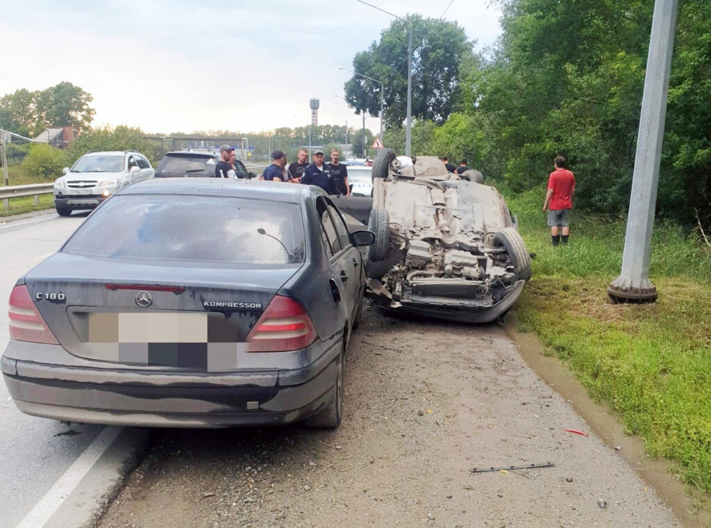 Volkswagen врезался в столб под Новосибирском: погибли три человека