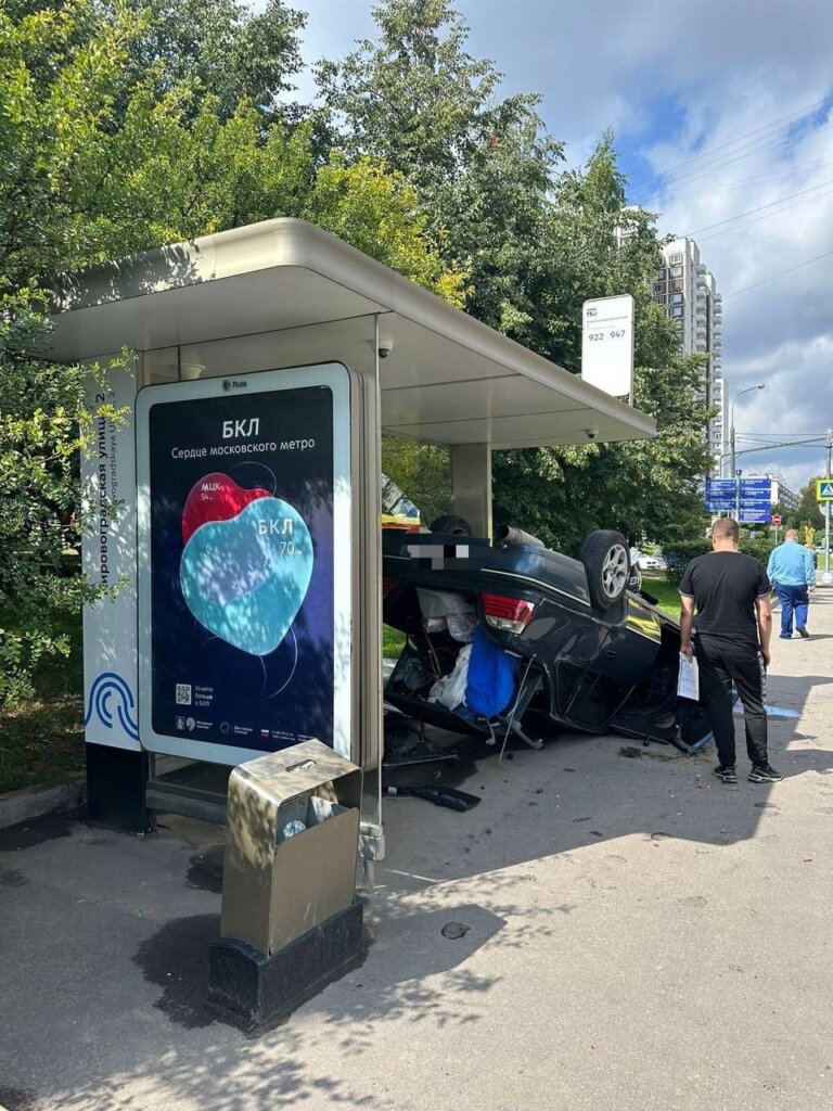 ДТП на улице Кировоградской в Москве: автомобиль вылетел с дороги на остановку и сбил женщину