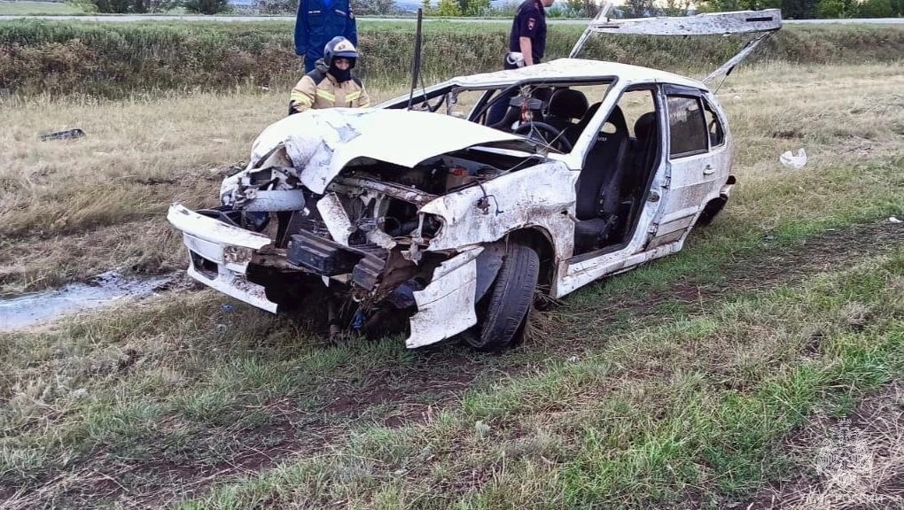 Авария в Оренбуржье: ВАЗ-2114 вылетел с дороги в кювет и несколько раз перевернулся