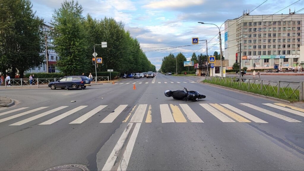 Авария в Северодвинске на перекрестке: водитель &#171;Форда&#187; не уступил дорогу скутеру