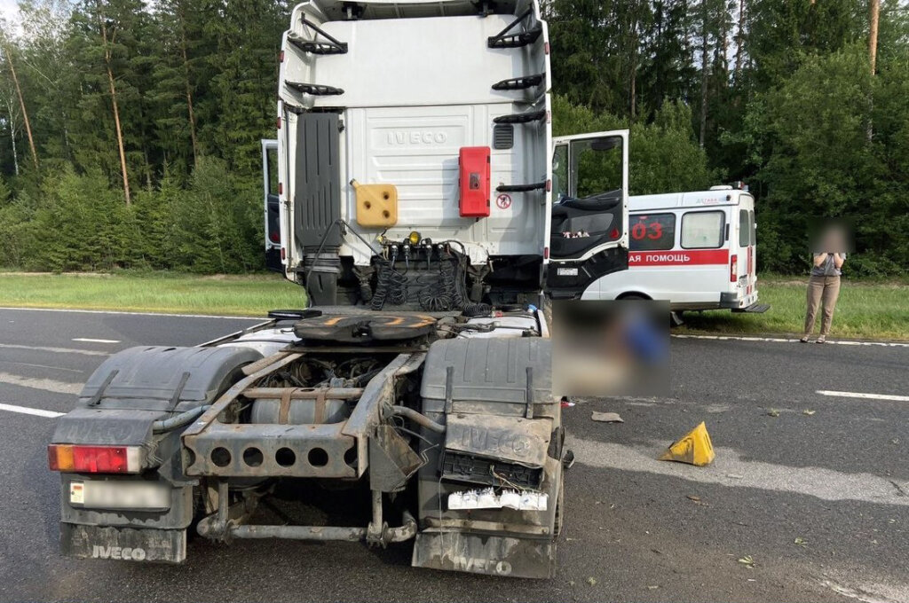 Трагедия на трассе в Белоруссии: ребенок выпал из кабины под колеса грузовика и погиб