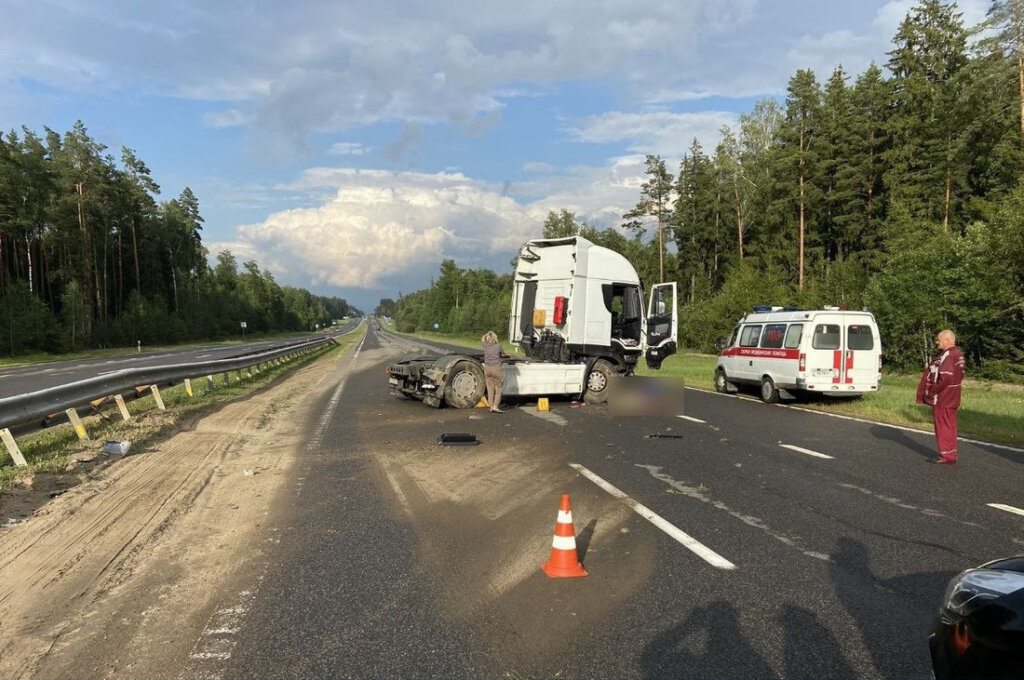 Трагедия на трассе в Белоруссии: ребенок выпал из кабины под колеса грузовика и погиб