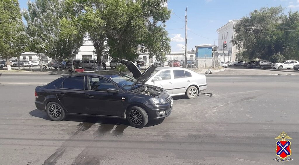 Оба нарушили: два автомобиля столкнулись на перекрестке в Волгограде