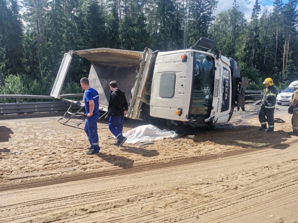 Момент крупного ДТП на ЗСД возле Сестрорецка: самосвал врезался в грузовик дорожной службы