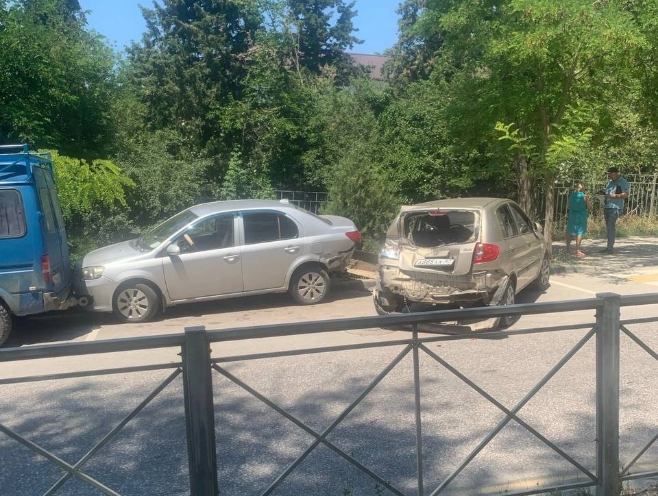 Массовое ДТП в Севастополе: военный грузовик без тормозов сминал всё на своем пути