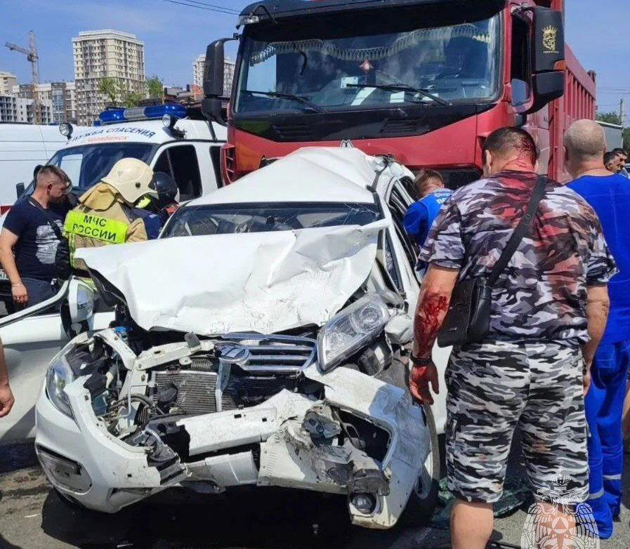 В Челябинске самосвал смял автомобиль с семьёй: погибли мать и сын