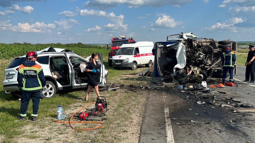 Двое взрослых и ребенок погибли в ДТП на трассе в Саратовской области