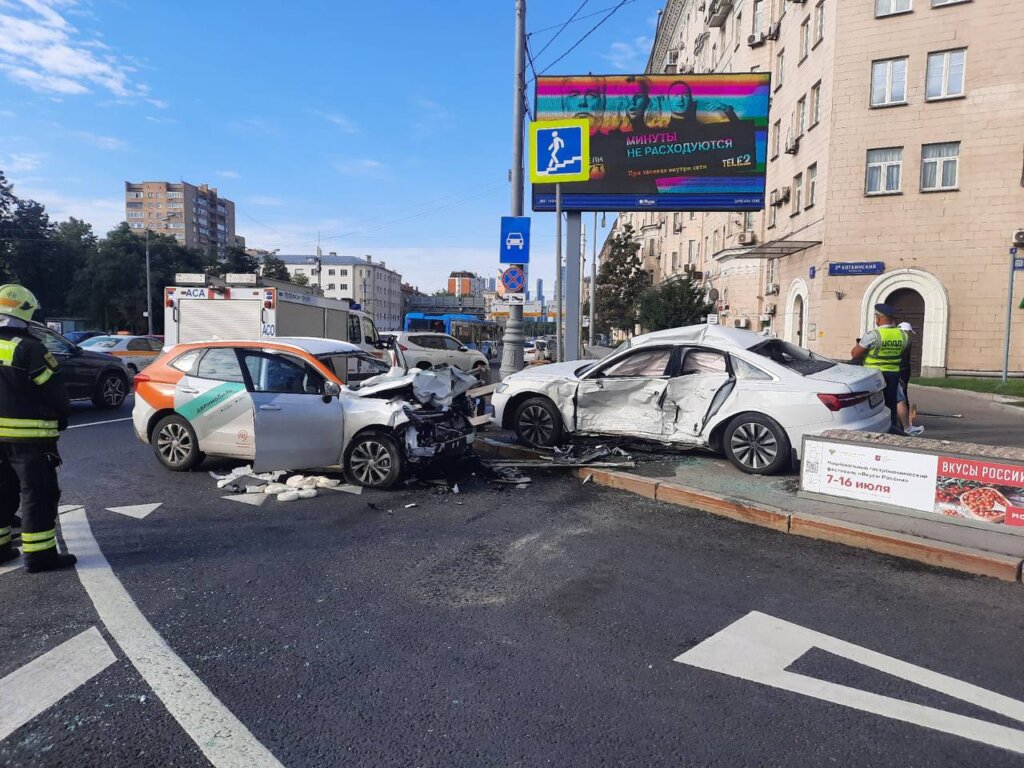 Каршеринговый автомобиль столкнулся с Audi на ТТК в Москве: погиб человек