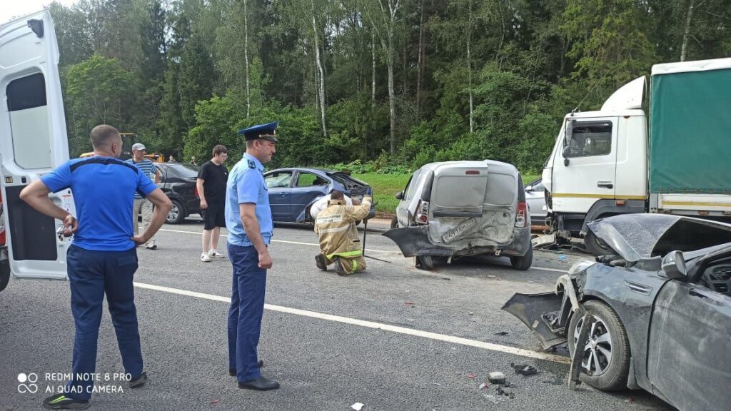 Массовое ДТП на трассе М-8 в Ярославской области: столкнулись около 10 автомобилей