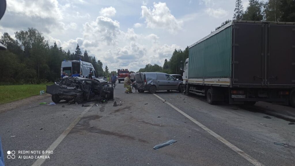 Массовое ДТП на трассе М-8 в Ярославской области: столкнулись около 10 автомобилей