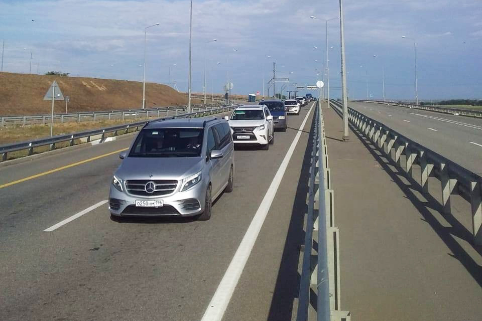 Туристов, въезжающих в Крым на автомобилях, ждут многокилометровые пробки