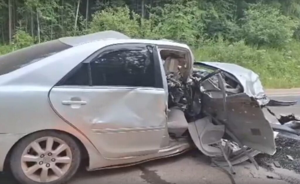Peugeot и Toyota столкнулись на трассе «Вилюй»: погибли три человека