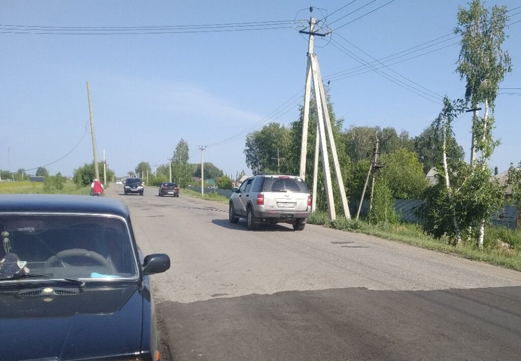 Авария в Омске: автомобиль наехал на яму и съехал в кювет