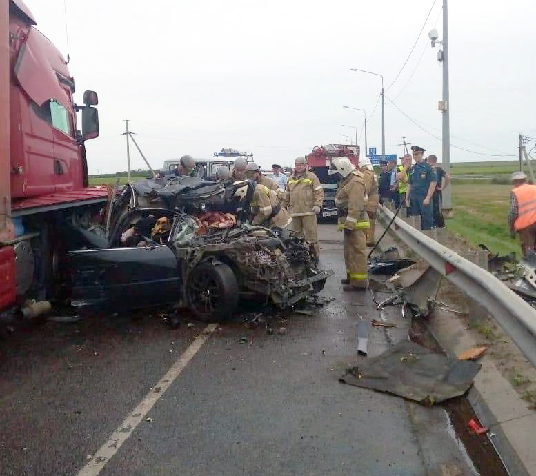 В Курской области фура смяла три автомобиля: погибли 4 человека