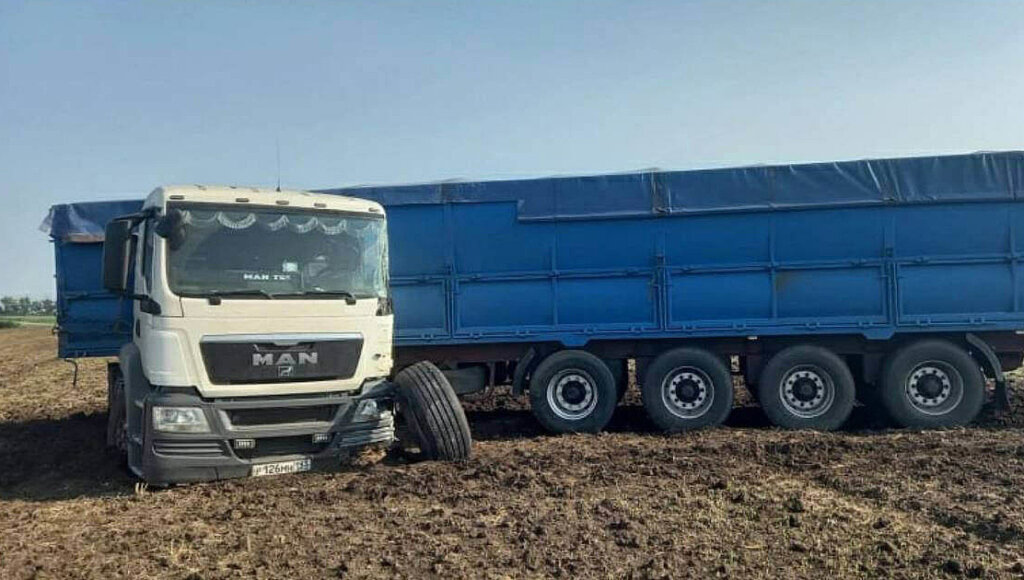 Зерновоз столкнулся с автобусом на Кубани: погибли три человека