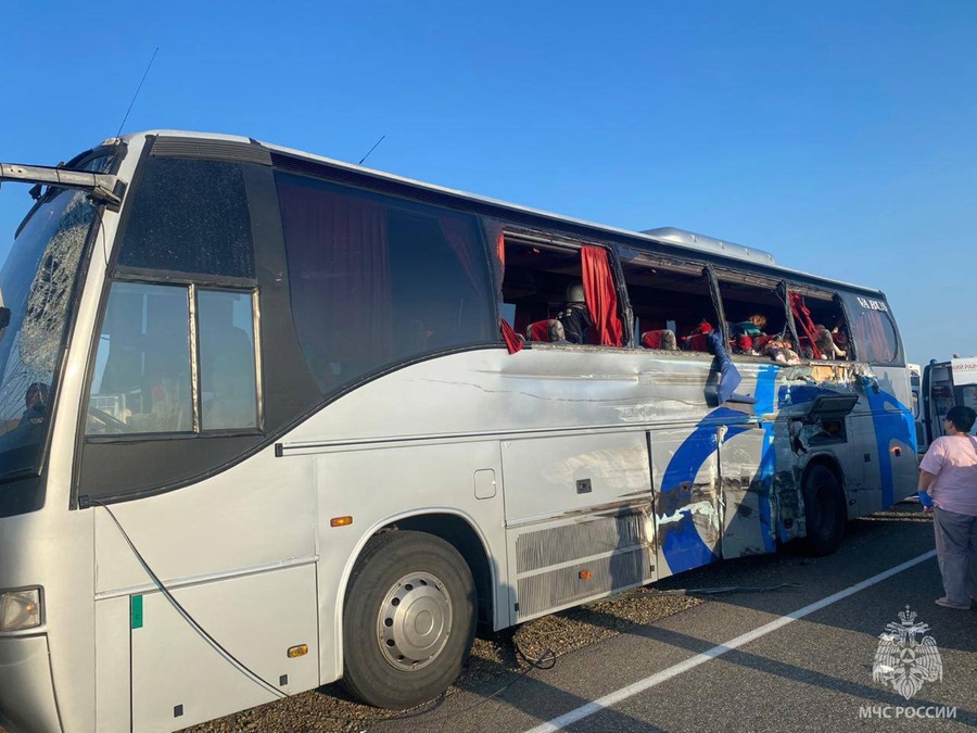 Зерновоз столкнулся с автобусом на Кубани: погибли три человека