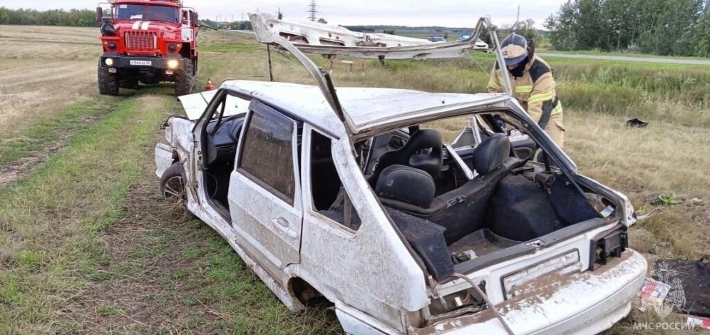 Авария в Оренбуржье: ВАЗ-2114 вылетел с дороги в кювет и несколько раз перевернулся