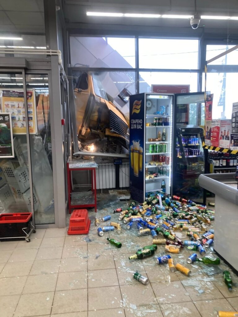 ДТП в Ленинградской области: самосвал врезался в стену супермаркета