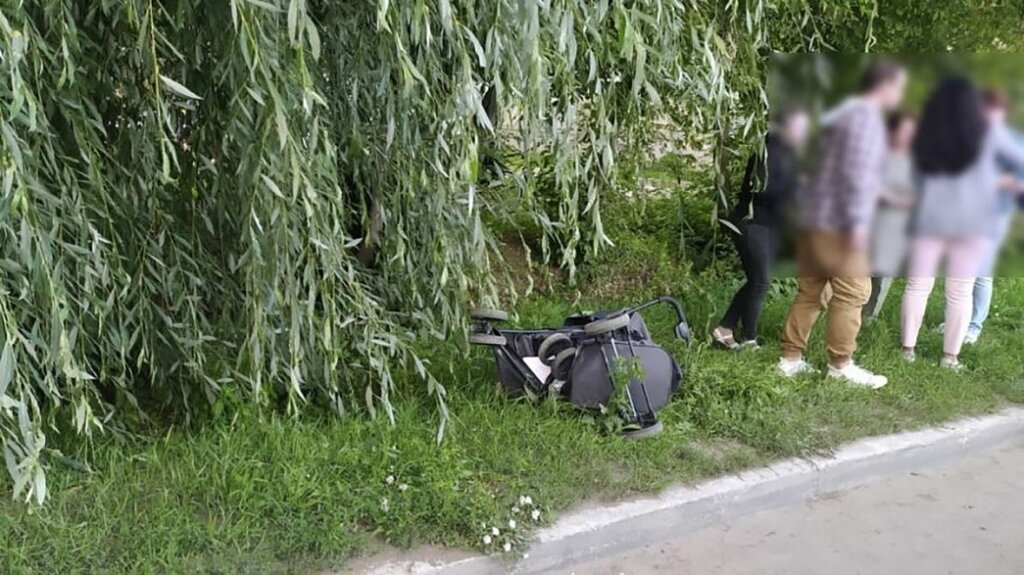 Момент жуткого ДТП в Муроме: автомобиль сбил коляску с младенцем