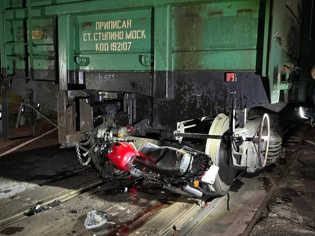 В Кировской области мотоцикл врезался в поезд: мотоциклист и его пассажир погибли